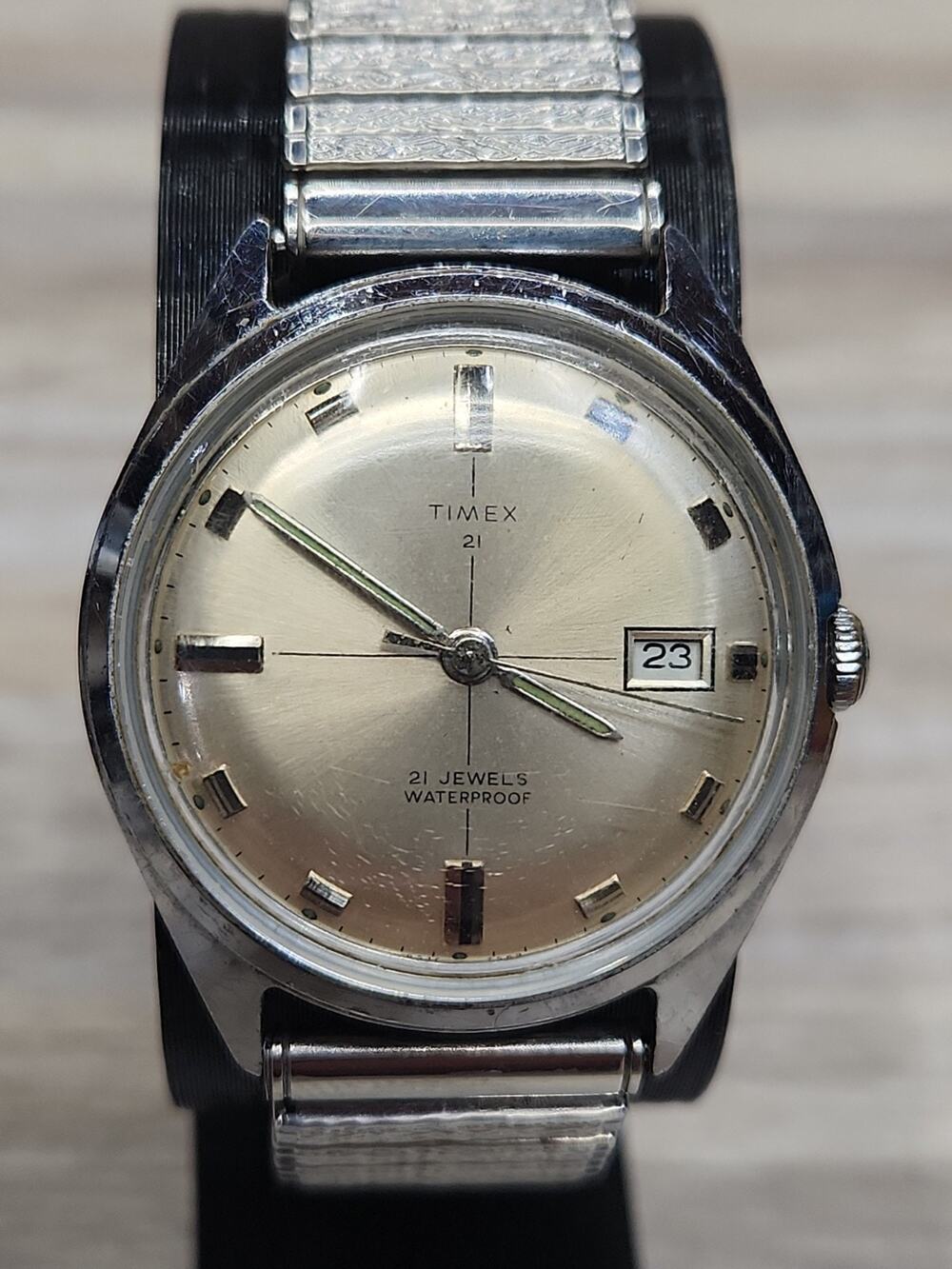 Vintage Men's TIMEX 21 Jewels Mechanical Wind Crosshair 1969 Date Watch Working